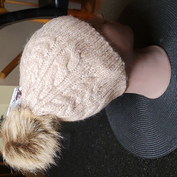 ❤Rae Dunn LOVE Beanie - Picture 4 of 8